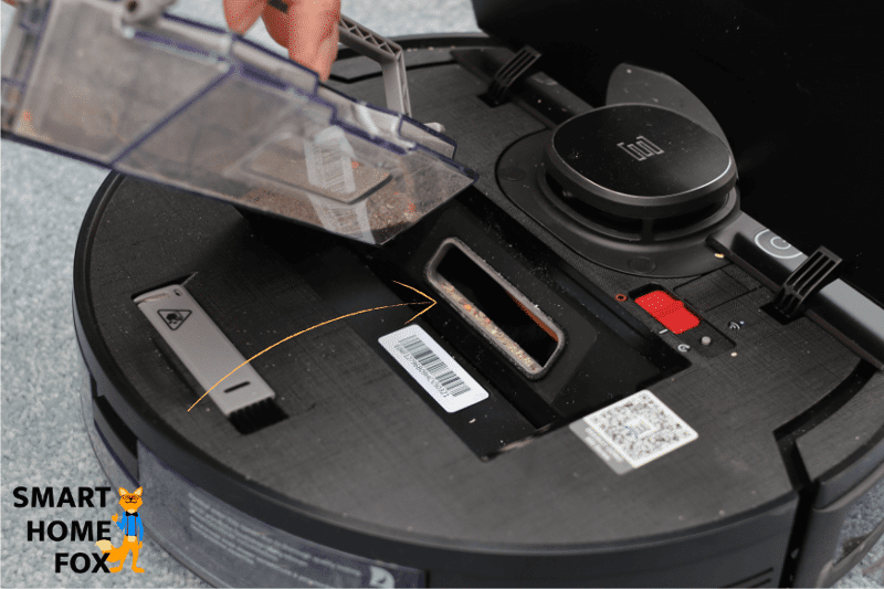 Остатки грязи из-за задней пылевой заслонки на Ecovacs Deebot OZMO 950